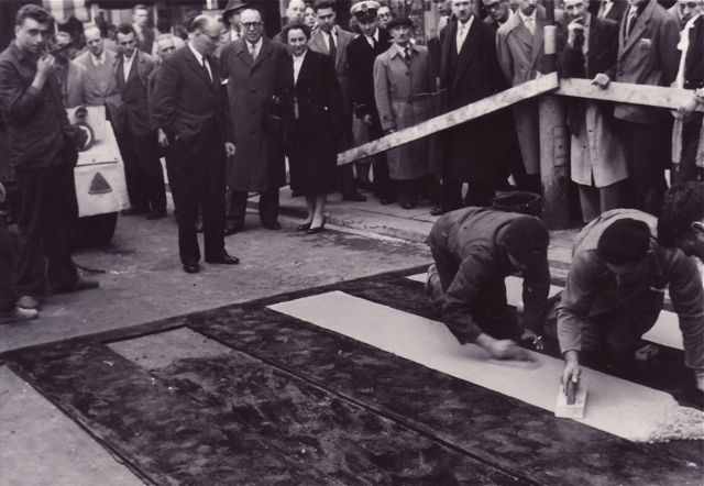 Het allereerste zebrapad werd konstig aangelegd door de gemeentearbeiders. Voor een landswijde uitrol was misschien een andere methode aangewezen.